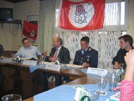 v.l.n.r. Lars-Christian Treusch, MdB Rainer Arnold, Hauptmann Steffen Kirchmer, Christian Roth